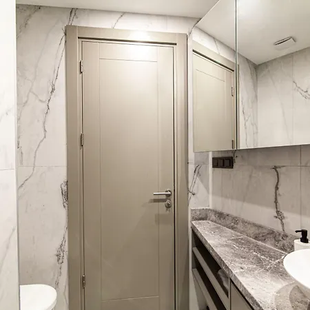 Flat With Panoramic Bosphorus View In Cihangir *